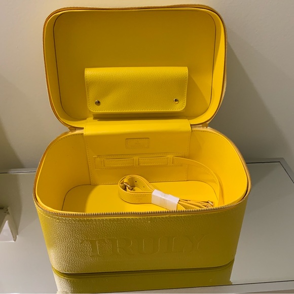 Truly yellow Beauty case brand new - Picture 5 of 15